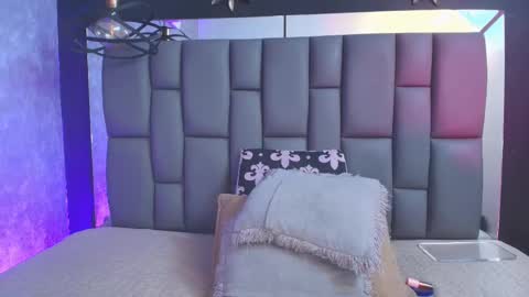 Mia online show from September 15, 2025, 12:05 pm