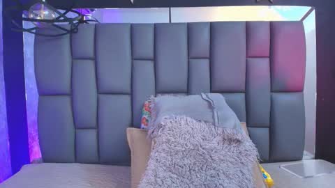 Mia online show from September 18, 2025, 12:07 pm