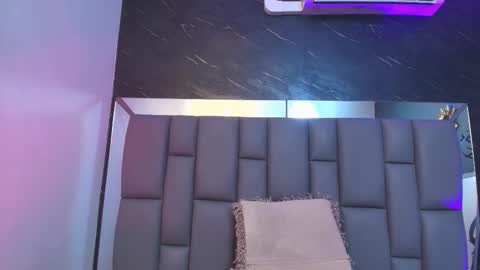 Mia online show from October 4, 2025, 12:03 pm