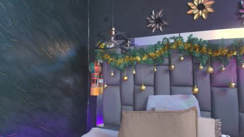 Mia online show from December 22, 2025, 12:02 pm