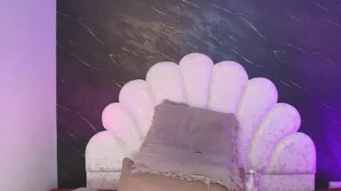 Mia online show from March 19, 2026, 12:09 pm