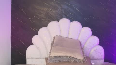 Mia online show from March 30, 2026, 12:06 pm