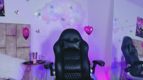 miablumm_ online show from March 19, 2026, 6:23 pm