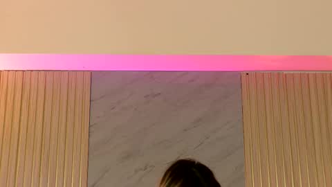 Mia online show from December 2, 2025, 9:54 pm