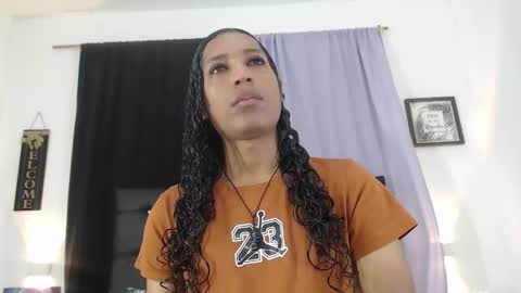 MiaCoock online show from November 18, 2025, 12:31 pm