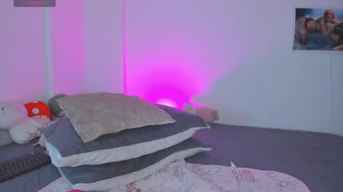 Mia Engels  online show from April 7, 2026, 2:34 am