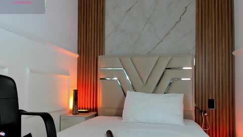 Miah  Sens online show from November 22, 2025, 3:27 am