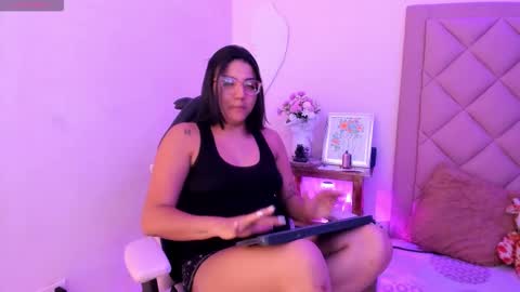 Mia  online show from October 15, 2025, 5:29 am