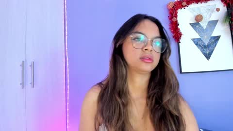 Mia online show from December 3, 2024, 10:18 pm