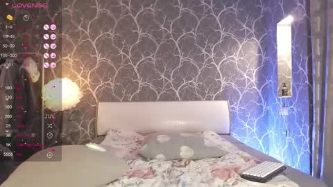 Mia online show from November 5, 2025, 2:39 pm