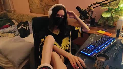 Snapshot of miaowhowl chatting on October 27, 2025, 2:32 pm Kristien online show from October 27, 2025, 2:32 pm