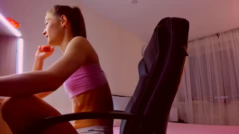 Mia online show from December 4, 2025, 7:11 pm