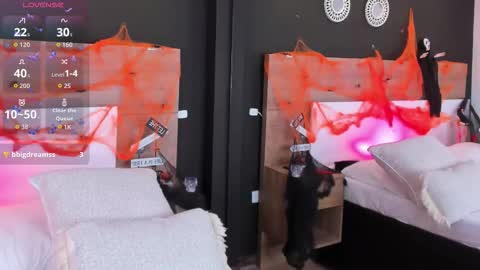 Mia online show from October 31, 2025, 2:07 pm