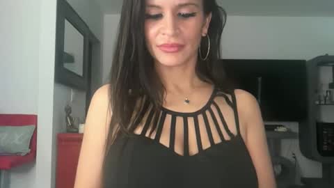 Skye online show from May 7, 2026, 1:55 am