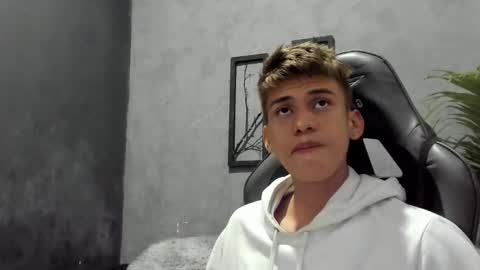 Snapshot of miguel_hz chatting on December 5, 2024, 12:11 pm Miguel Hernandez online show from December 5, 2024, 12:11 pm