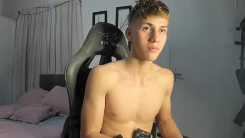 Snapshot of miguel_hz chatting on January 23, 2025, 12:14 am Miguel Hernandez online show from January 23, 2025, 12:14 am