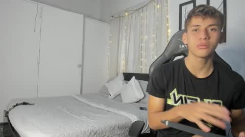 Snapshot of miguel_hz chatting on February 11, 2025, 9:35 pm Miguel Hernandez online show from February 11, 2025, 9:35 pm