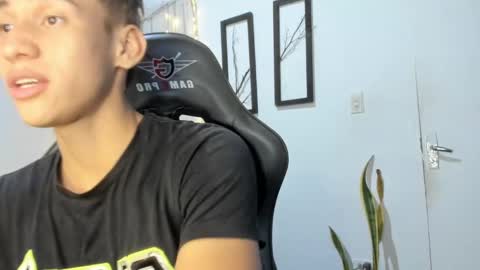 Snapshot of miguel_hz chatting on February 16, 2025, 1:47 am Miguel Hernandez online show from February 16, 2025, 1:47 am