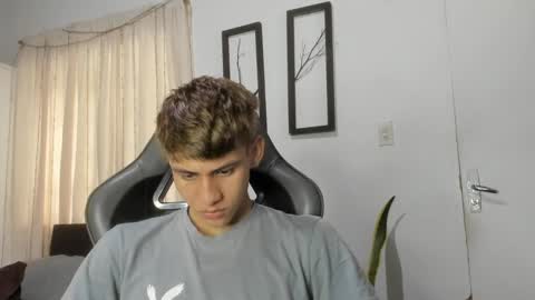 Snapshot of miguel_hz chatting on February 19, 2025, 3:27 pm Miguel Hernandez online show from February 19, 2025, 3:27 pm