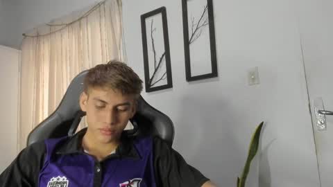 Snapshot of miguel_hz chatting on February 20, 2025, 7:52 pm Miguel Hernandez online show from February 20, 2025, 7:52 pm