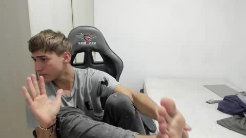 Snapshot of miguel_hz chatting on December 3, 2025, 1:46 am Miguel Hernandez online show from December 3, 2025, 1:46 am