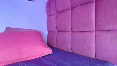 Mia  online show from September 25, 2025, 11:58 am