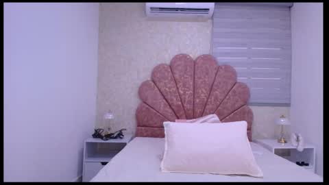 Mia  online show from November 10, 2025, 12:04 pm