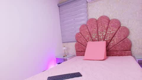 Mia  online show from November 12, 2025, 11:54 am