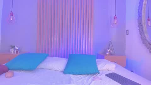 Mia online show from March 16, 2026, 1:04 pm