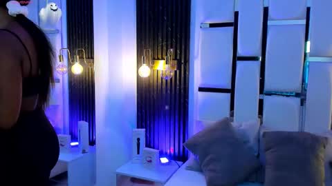 Miia Schwarz  online show from October 28, 2025, 10:01 pm