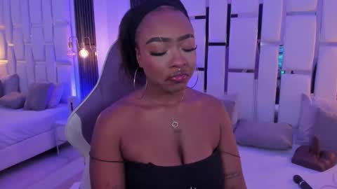 Miia Schwarz  online show from November 20, 2025, 11:48 pm