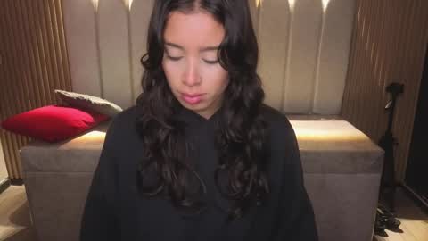 miiaa_evans1 online show from January 12, 2026, 1:16 pm