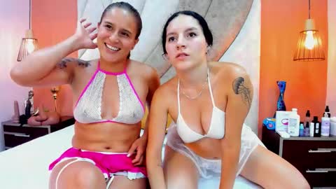 Snapshot of miiayzoe chatting on October 21, 2025, 3:29 am Mia y Zoe online show from October 21, 2025, 3:29 am