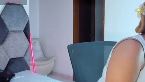 Snapshot of mikaelastonne chatting on May 25, 2026, 7:09 pm Mikaela blondie bigass online show from May 25, 2026, 7:09 pm