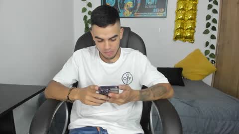 mikee_scooth online show from December 5, 2024, 8:33 pm