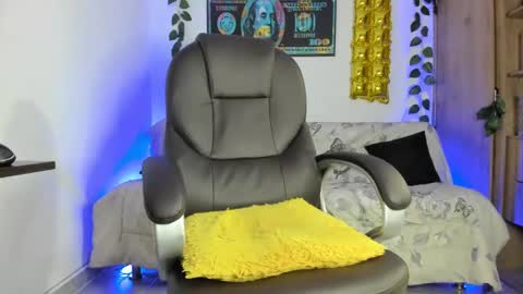 mikee_scooth online show from January 20, 2025, 2:32 am