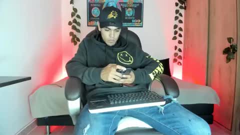 mikee_scooth online show from March 3, 2025, 3:19 am