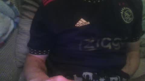 mikehockishuge9 online show from November 28, 2025, 5:04 pm