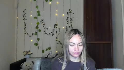Snapshot of mikkey_mouse8 chatting on April 29, 2026, 6:17 am Adalina online show from April 29, 2026, 6:17 am