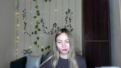 Snapshot of mikkey_mouse8 chatting on April 30, 2026, 5:47 am Adalina online show from April 30, 2026, 5:47 am