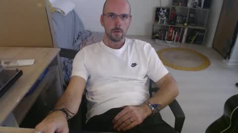 mikmik91 online show from October 31, 2025, 2:07 pm