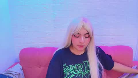   miku katsuragi  online show from November 21, 2025, 10:52 pm