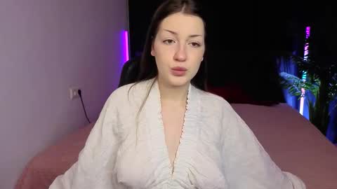 Mila online show from November 26, 2025, 7:31 am