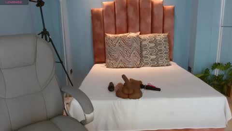 milaa_star online show from February 25, 2026, 4:00 am