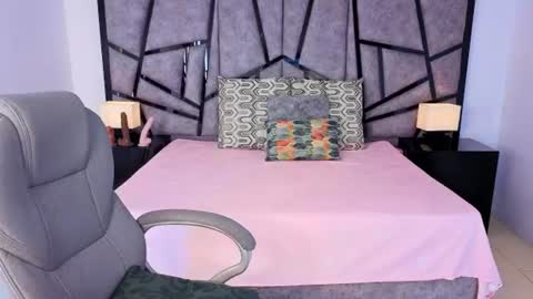 milaa_star online show from August 5, 2026, 5:54 am
