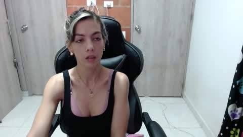 milacoxx8819 online show from February 5, 2025, 12:06 pm