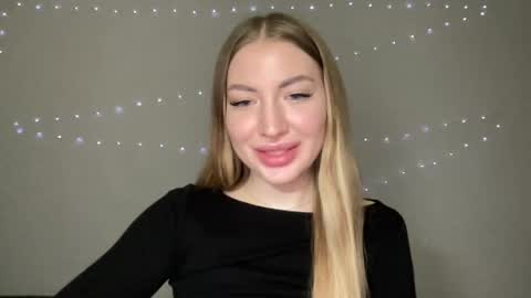 Snapshot of milanaaa_ chatting on December 9, 2024, 6:46 pm Milana online show from December 9, 2024, 6:46 pm