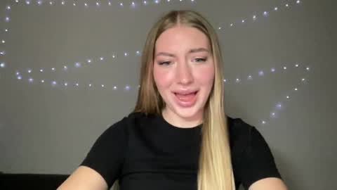 Snapshot of milanaaa_ chatting on December 23, 2024, 7:20 pm Milana online show from December 23, 2024, 7:20 pm