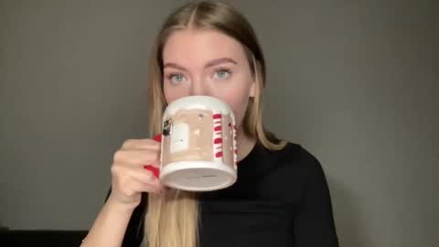 Snapshot of milanaaa_ chatting on January 10, 2025, 7:00 pm Milana online show from January 10, 2025, 7:00 pm