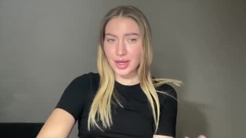 Snapshot of milanaaa_ chatting on January 22, 2025, 8:28 pm Milana online show from January 22, 2025, 8:28 pm